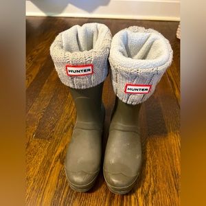 Hunter Short Adjustable Back Rainboots with cable knitted socks